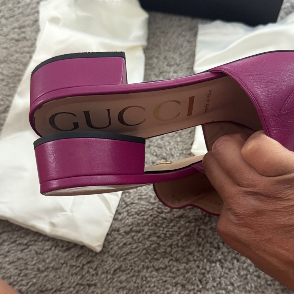 Gucci Women's Magenta Mules with Gold Detail - Picture 13 of 14